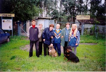 Слева-направо: Николай Козлов, Ирина Каширина, Надежда Яковлевна Савина

, Наталья Апенышева, Екатерина Луговая; собаки: Эльза и Таракан